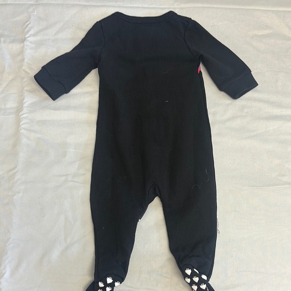 Arborist - NWOT - Playful Black and Pink Hockey design Footie - Picture 4 of 5